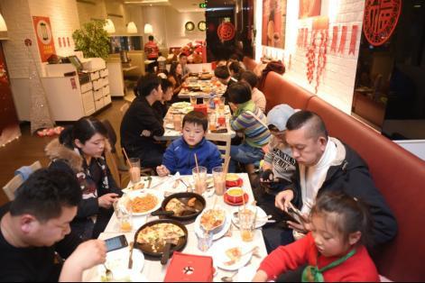 这个新年不太冷——饿了么携手必胜客带给骑手诚挚的暖意