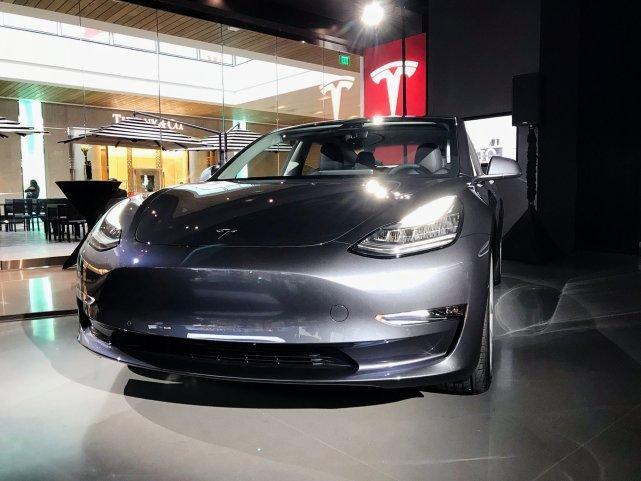 开始面向普通消费者 特斯拉Model 3真车现身销售大厅