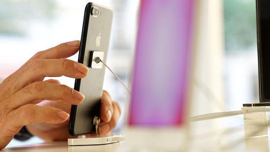 iPhone整体销量下滑 又有华尔街机构下调苹果股票评级