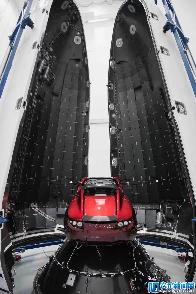 【钛晨报】马斯克的SpaceX成功发射猎鹰重型火箭，还带上了他的跑车