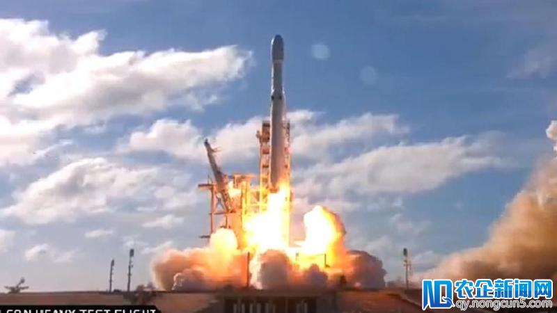 【钛晨报】马斯克的SpaceX成功发射猎鹰重型火箭，还带上了他的跑车