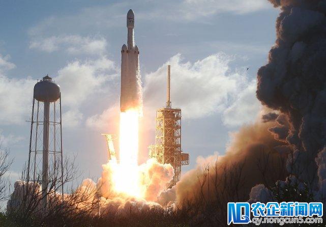 猎鹰重型火箭首飞成功 马斯克叫嚣要搞新的太空竞赛