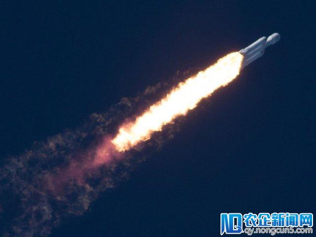 马斯克要用1.2万颗卫星将网速提高180倍 本周发射两颗