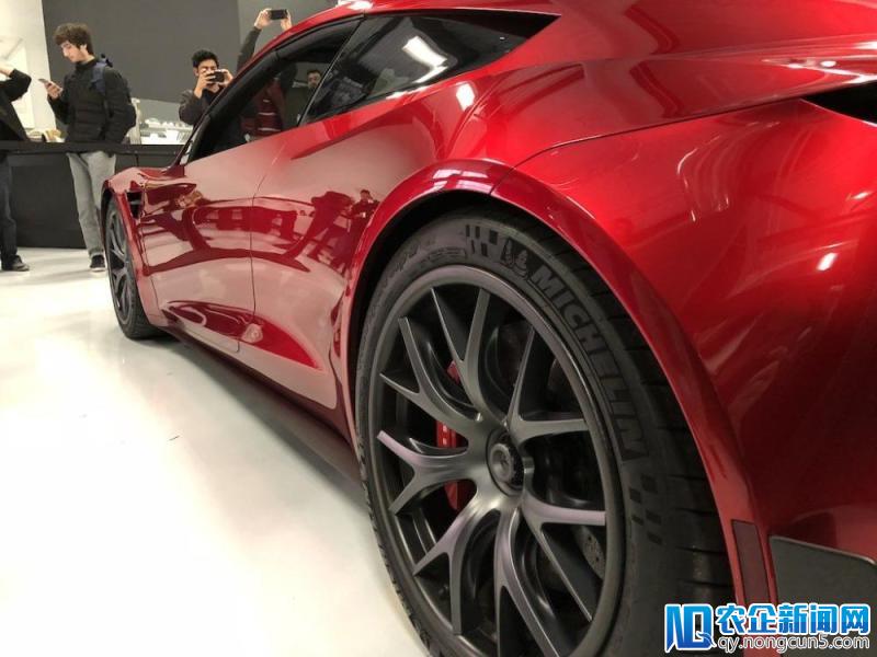 特斯拉 Roadster 2 超跑正式开展，一个动作能做 50 次就可开走一辆