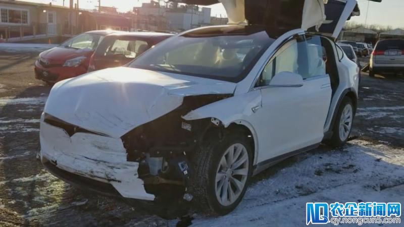 世界上首例 Model 3 撞毁事故出现，马斯克说以后车要多加一张“贴膜”