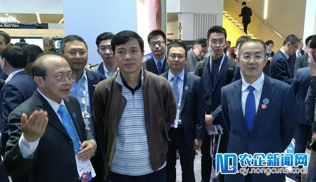 李彦宏低调亮相MWC 观赏中兴展台或触及