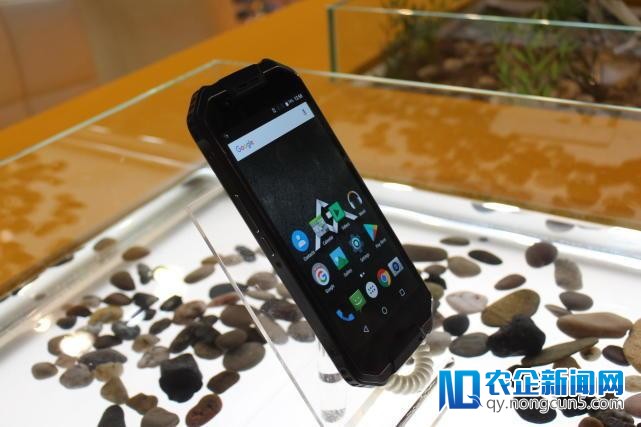《战狼2》里火了一把的AGM手机亮相MWC 