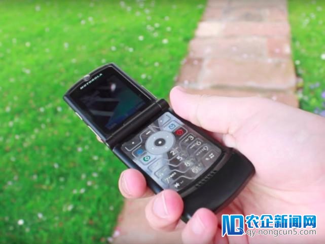 诺基亚8110回归 杨元庆说希望Moto RAZR