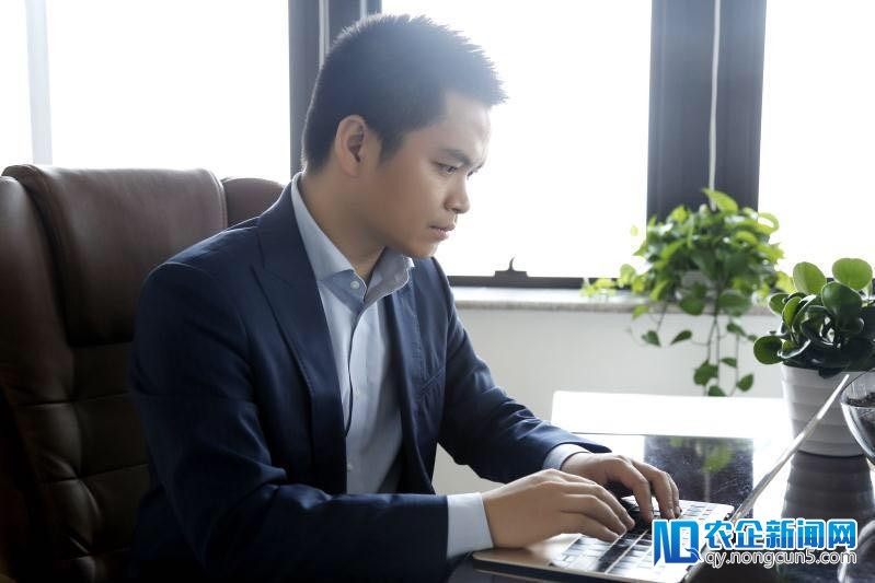 不会唱歌，却是“音乐疯子”，不追风口