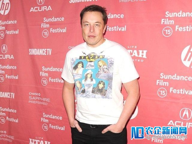 马斯克又晒自拍了 这次是和隧道发掘机