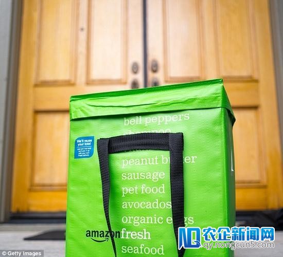 送货上门后，亚马逊快递员会在门口拍照