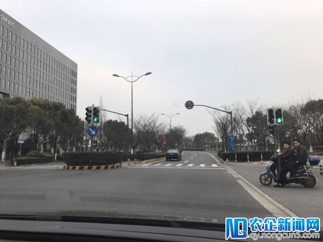 智能驾驶测试道路实地探查：行人闯红灯、电瓶车抢道，咋办？