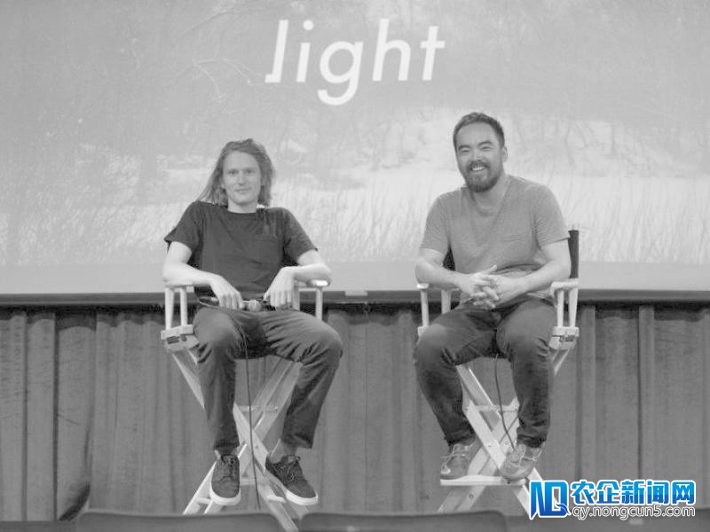 不及手掌大，这款只能打电话、发短信的