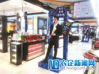 妇女节商家推共享男友遇冷：男陪购太豪