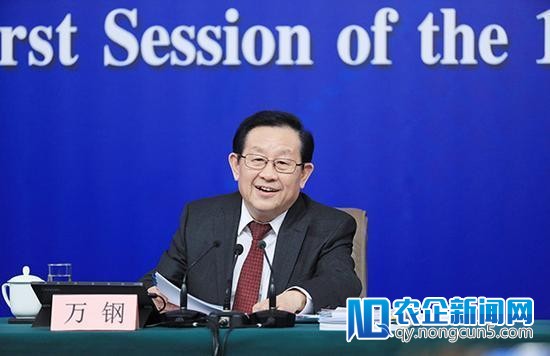 万钢：我看法马斯克很久，中美电动汽车