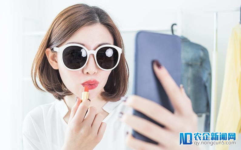 一天内连投斗鱼和虎牙，腾讯要在直播行
