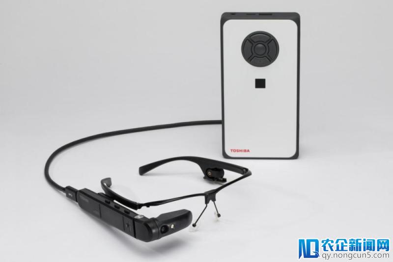 东芝推出一款基于 Win10 的智能眼镜，但它却像用 Google Glass 连着 Walkman