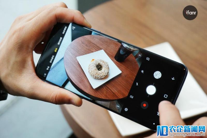 三星 Galaxy S9+ 图赏：当“鹅卵石”遇上了“莱茵蓝”