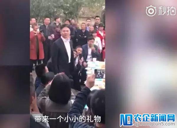 刘强东回湘潭认亲，送乡亲100个亿“小礼物”；快手整改，严禁未满18岁用户开通直播权限 | 早报