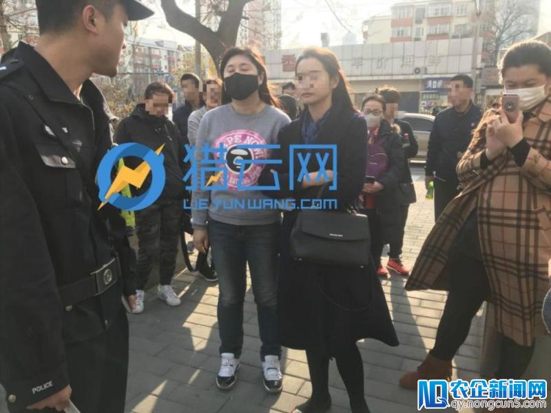 多名中弘股份工作人员围堵《蓝鲸财经》，民警介入