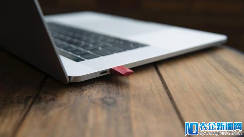 让 Macbook 秒变触控屏，只需 1 美元就能办到