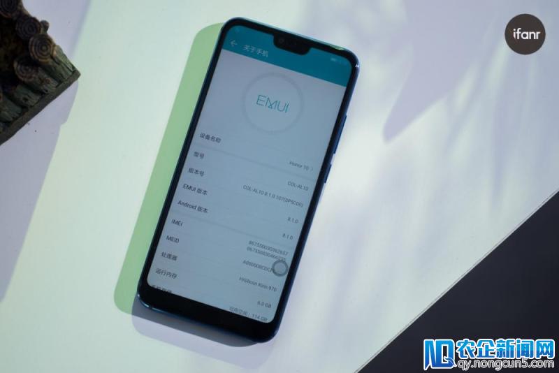 荣耀 10 幻影蓝现场图赏：“小萌脸”和“刘海屏”，到底有什么区别