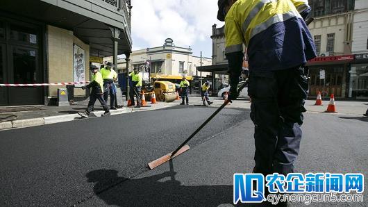 澳大利亚悉尼使用回收打印机墨粉修建和铺设马路