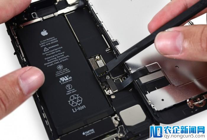 iPhone SE2 真机曝光：玻璃机身，有耳机孔