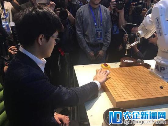 人机大战柯洁又输了 这次输给了中国自己的围棋AI