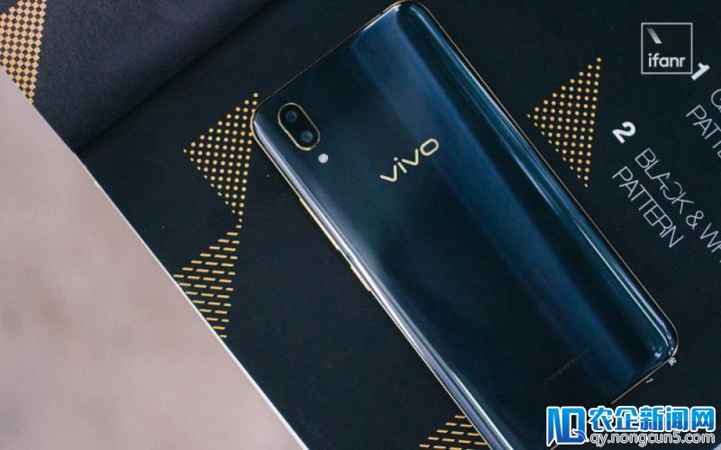 vivo X21 UD 图赏：除了中框上的金丝小细节，黑金版 X21 还有哪些不一样