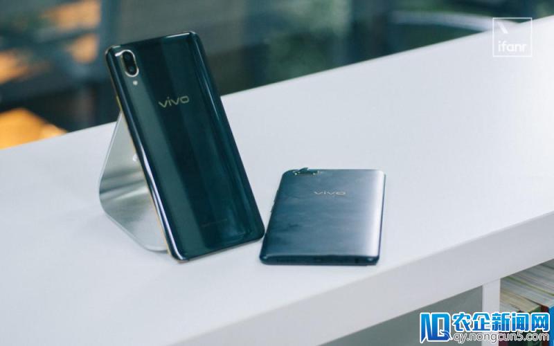 vivo X21 UD 图赏：除了中框上的金丝小细节，黑金版 X21 还有哪些不一样