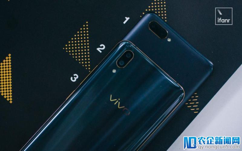 vivo X21 UD 图赏：除了中框上的金丝小细节，黑金版 X21 还有哪些不一样