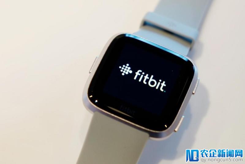 跟踪大姨妈不发愁，Fitbit Versa智能手表1589元国内发售|钛快讯