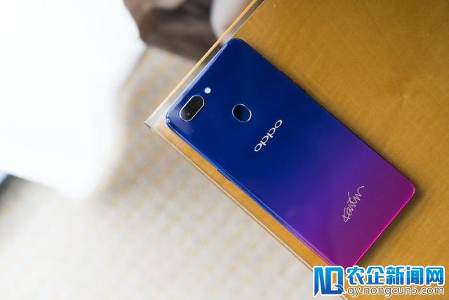 OPPO R15星云特别版推出：采用红蓝渐变色，2999元起售丨钛快讯