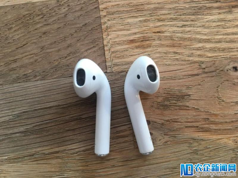 怎么清洁 AirPods 上的污渍？