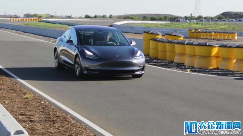 Model 3 刹车遭《消费者报告》痛批，马斯克竟罕见“服软”