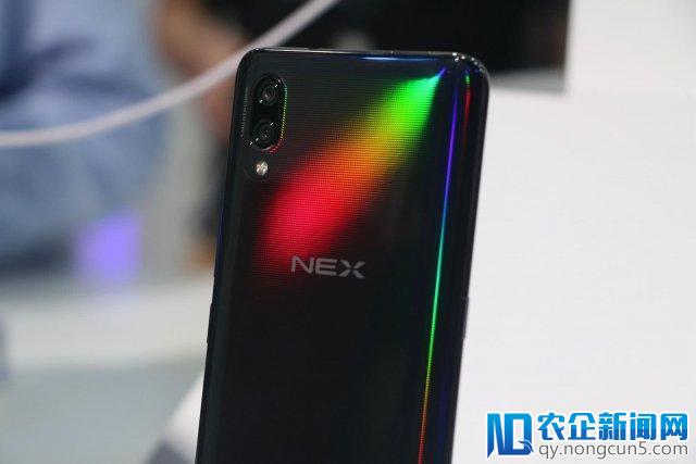 罗永浩评价 vivo NEX: 了不起，今年最佳，致敬